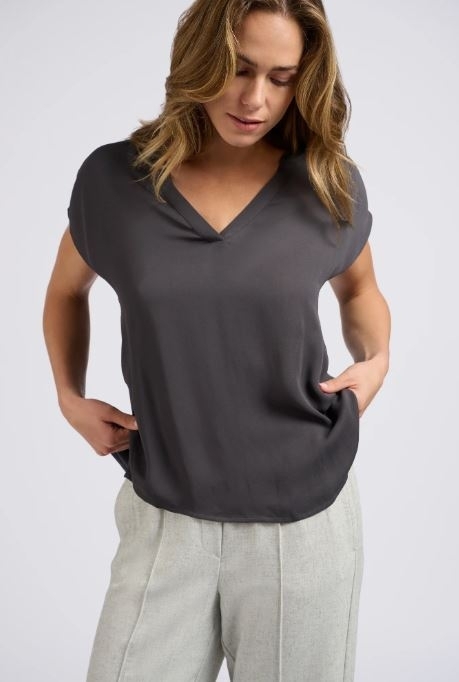 Sleeveless top with V-neck in mixed materials